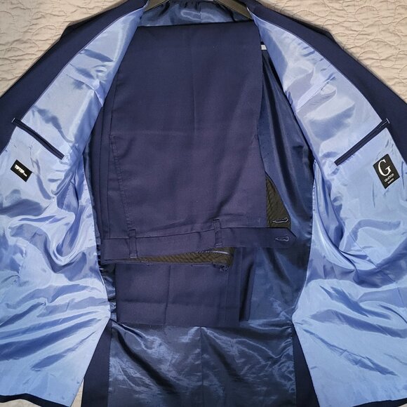 Suit - Picture 7 of 9